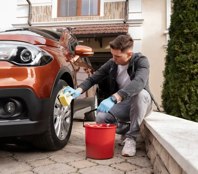 Lavage auto à domicile Moulayrès : professionnel intervenant sur un véhicule